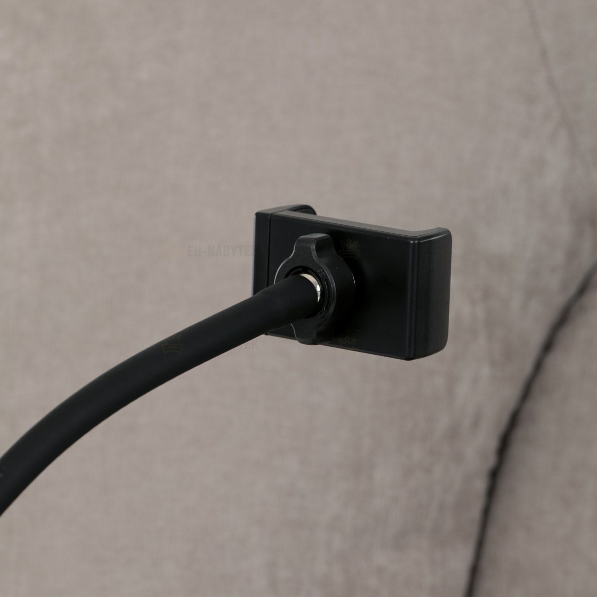 TV křeslo s elektrickým polohováním, držák telefonu, uložný box, zabudované ovládání, USB-A a USB-C, rotace do 240°, hou